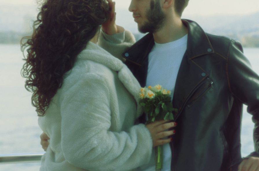 Online dating: starting a conversation on a niche platform