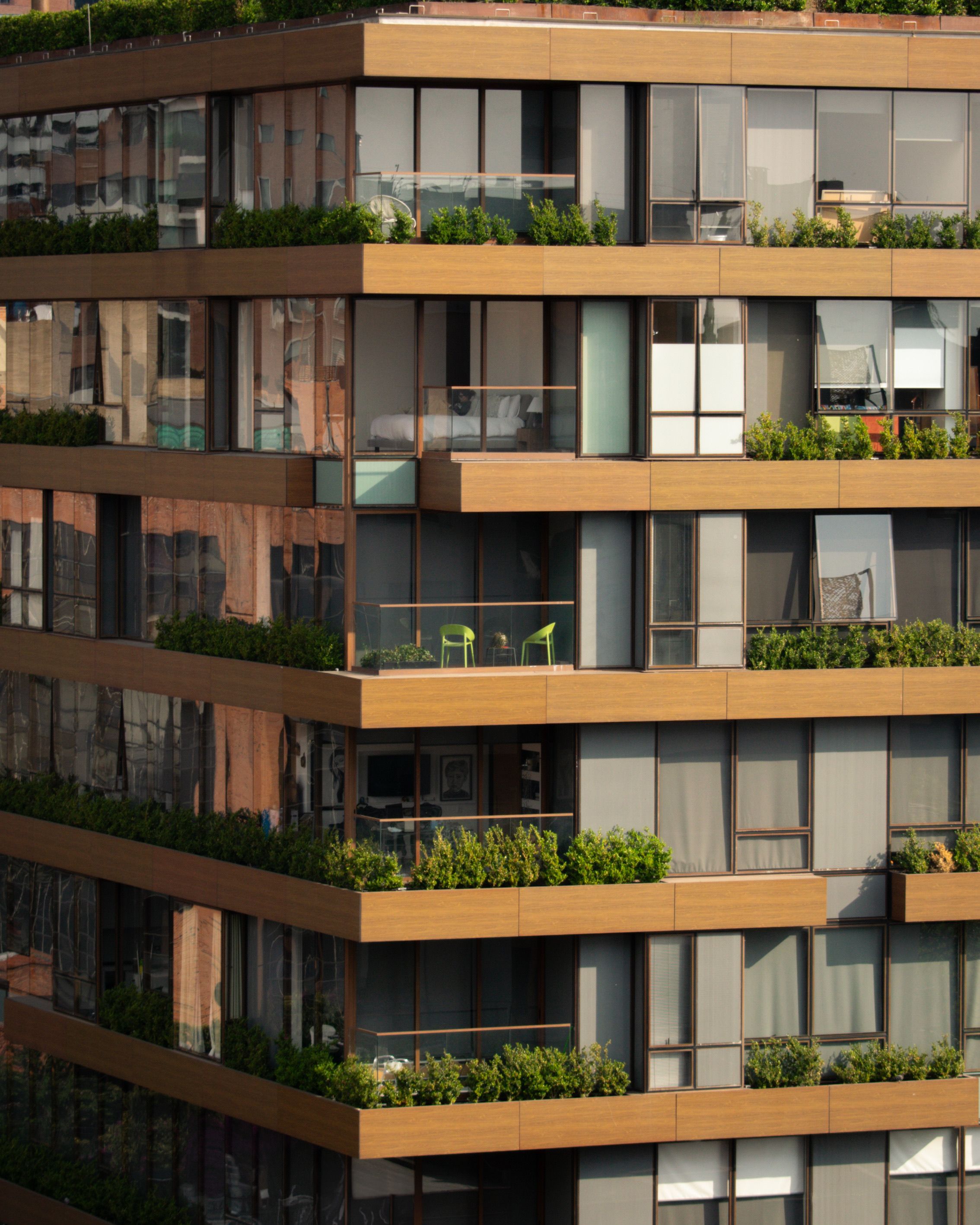 appartementengebouw met zonnepanelen op het dak als voorbeeld van gezamenlijke verduurzaming