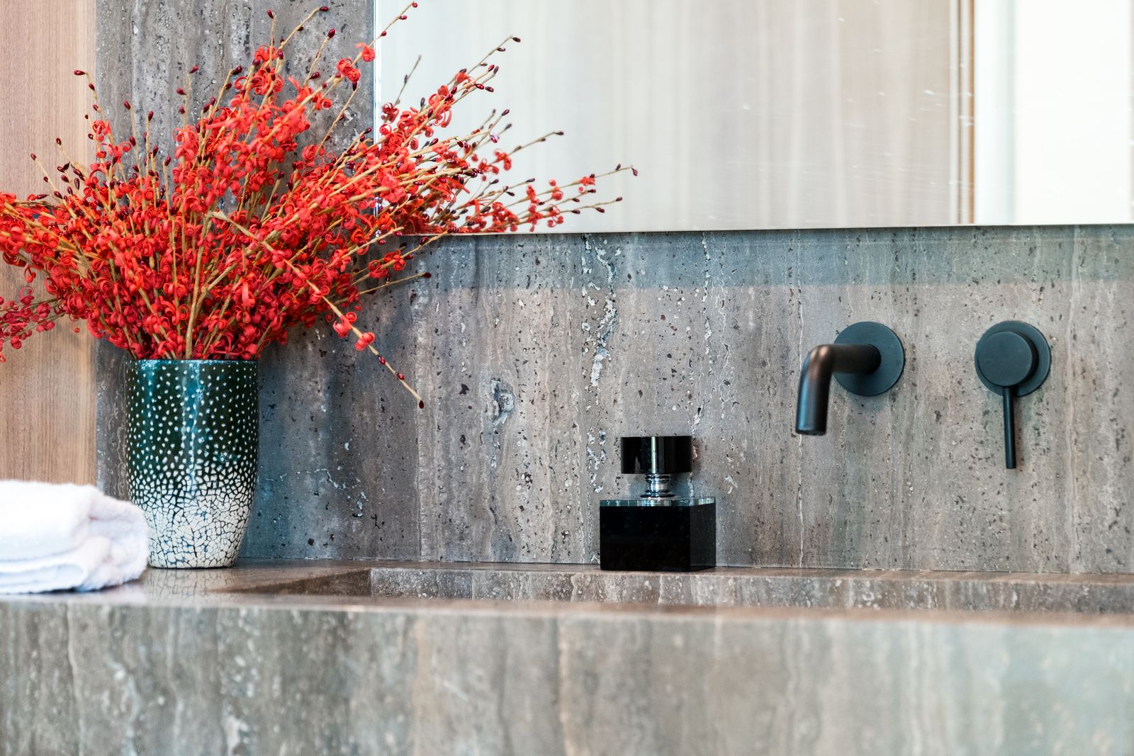 Baño moderno con acabados de calidad