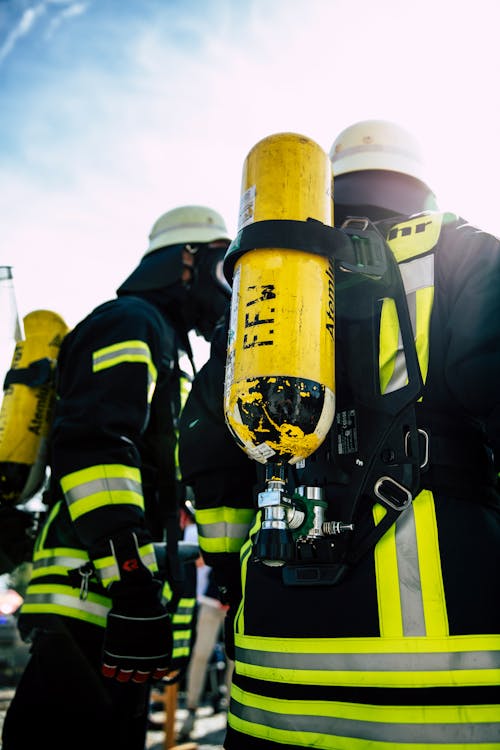 Sekelompok Pria Mengenakan Helm Safety Hitam Kuning Memegang Skateboard Kuning Dan Hitam