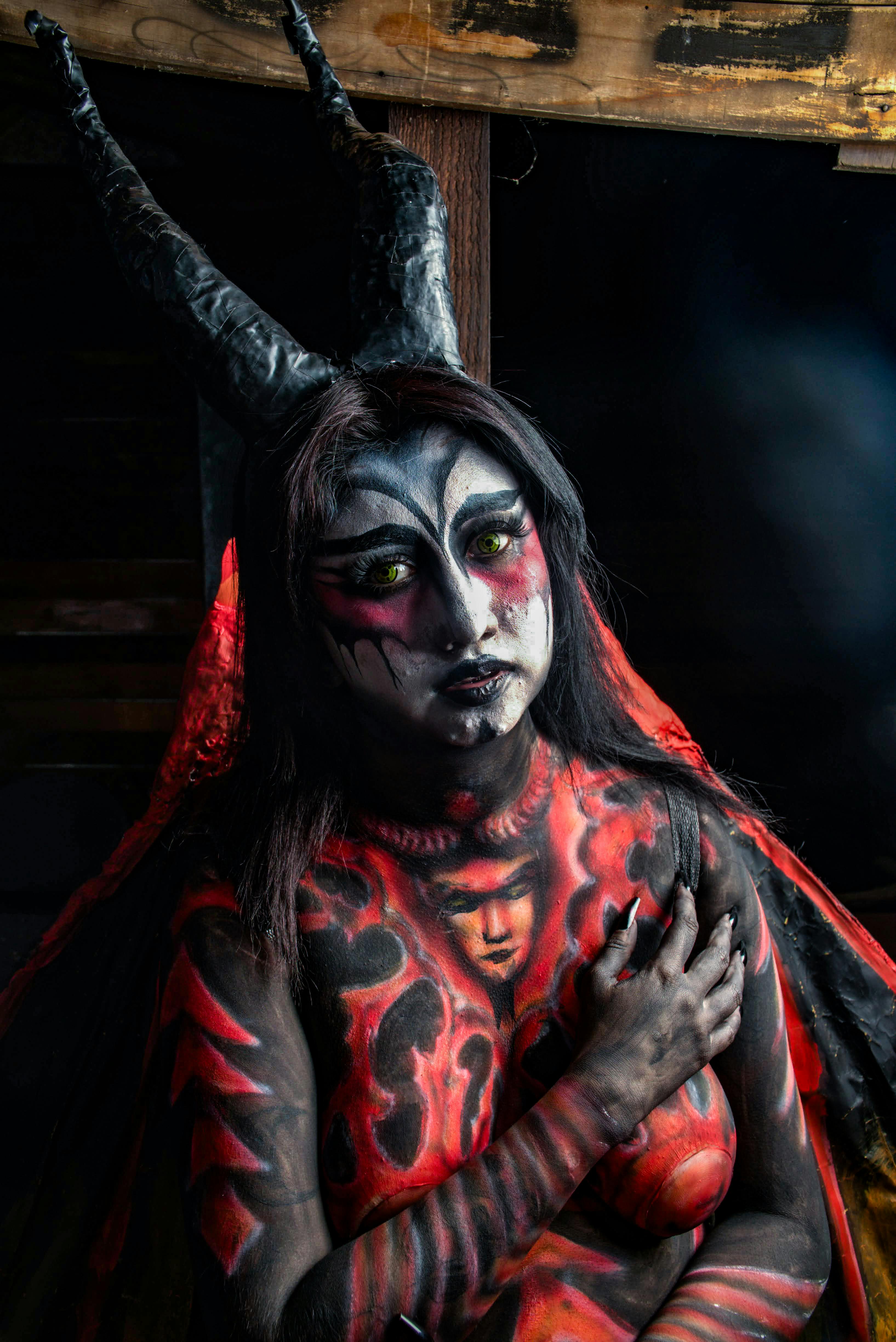 Gratuit Image intrigante d'une femme avec un maquillage et un costume de démon élaborés. Photos