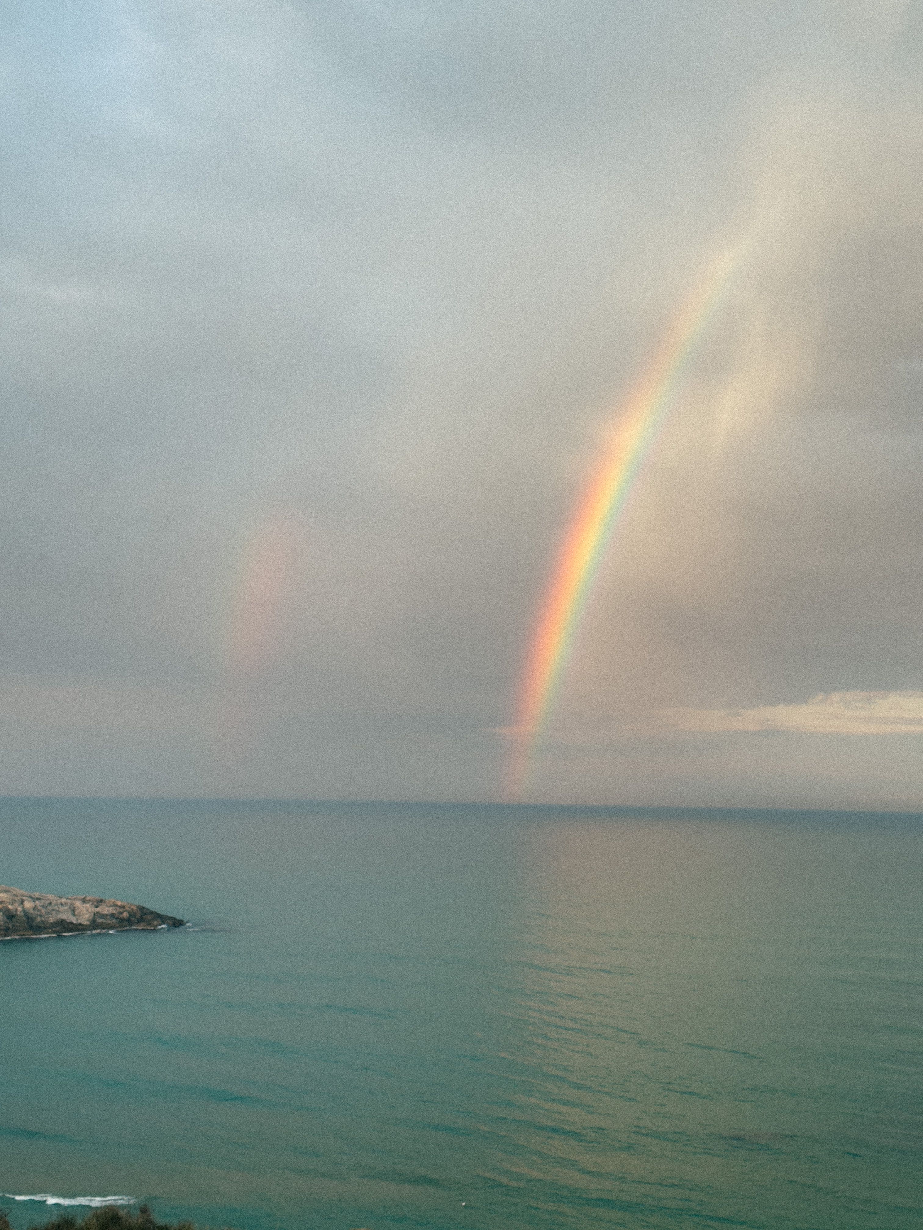 Stunning Ocean Horizon with Vibrant Rainbow · Free Stock Photo