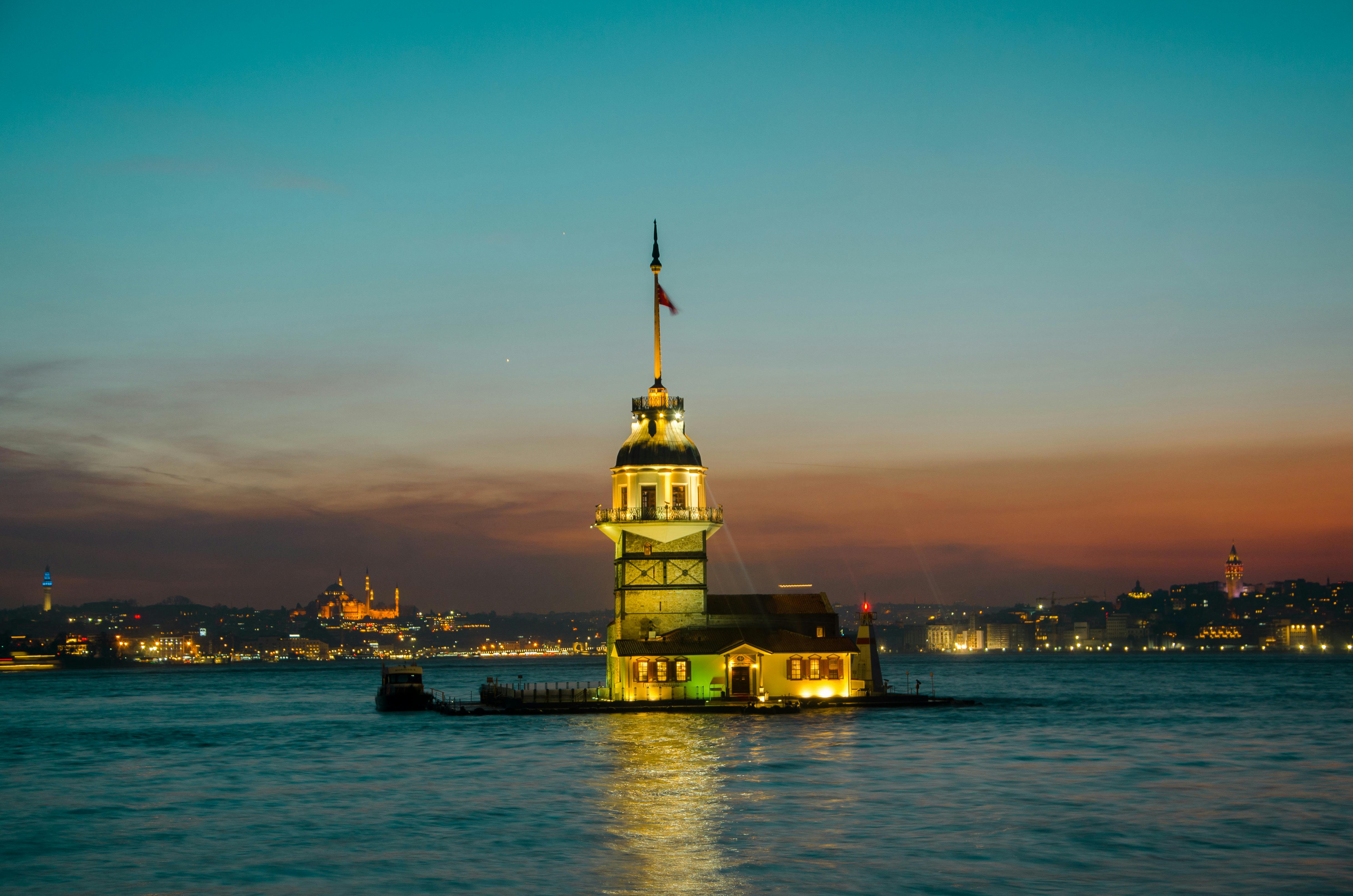 Gratuit Tour De La Jeune Fille à L'heure D'or Photos