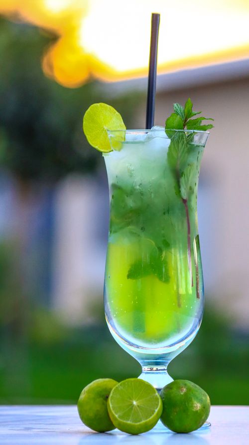 Free A vibrant green mojito with lime and mint, perfect for a refreshing summer day. Stock Photo