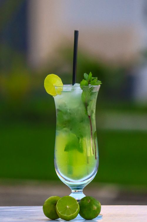 Free A vibrant lime mint drink with fresh garnish, perfect for summer refreshment. Stock Photo