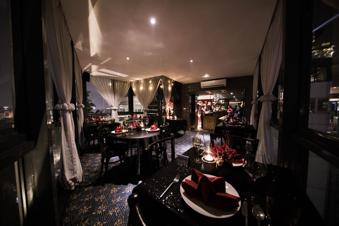 Elegant Dining Room with Cozy Atmosphere at Night · Free Stock Photo