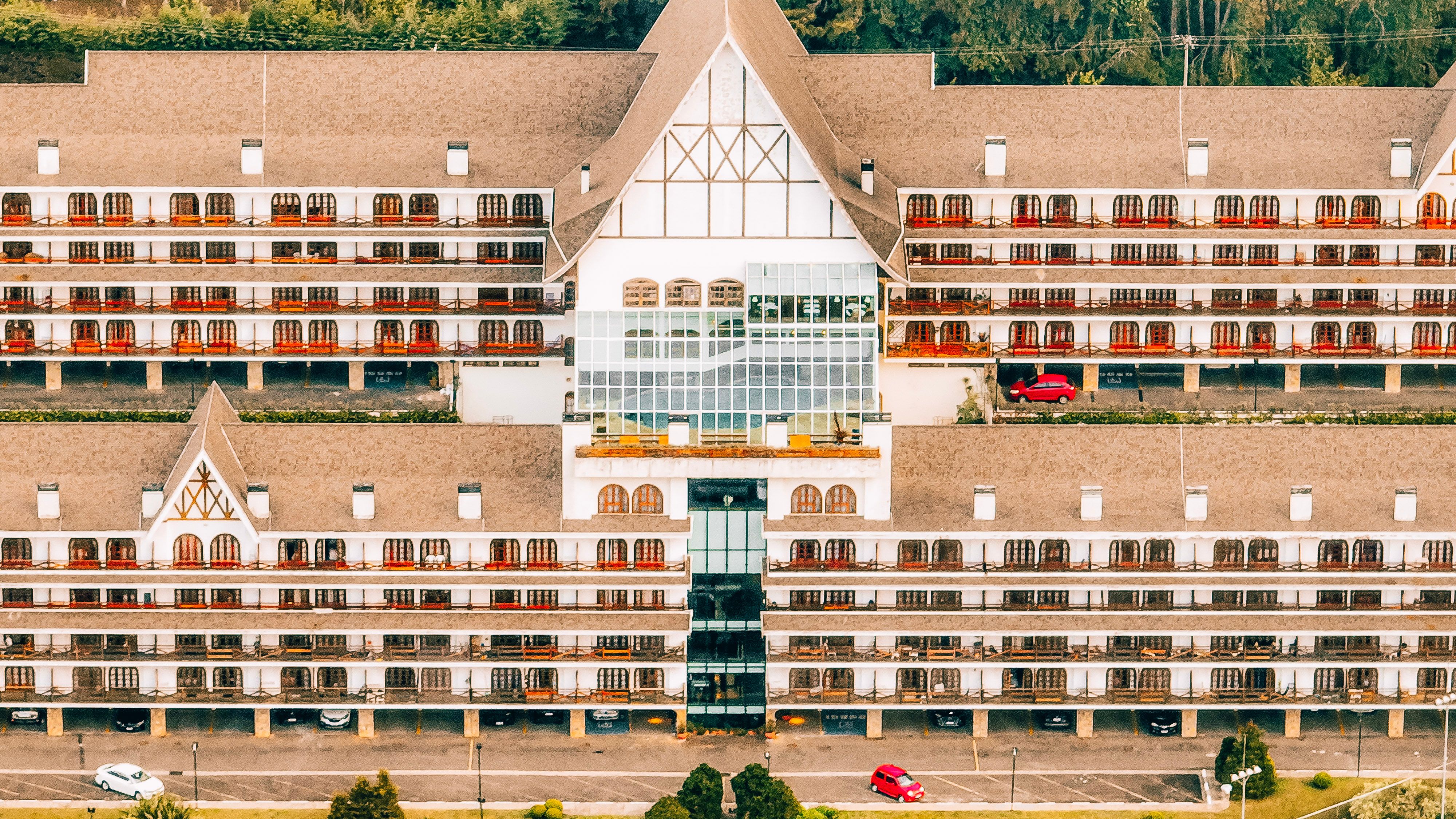 Hotel de luxo na montanha com arquitetura europeia, criando uma experiência imersiva.