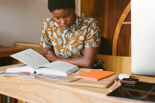 Foto De Mujer Leyendo Libros