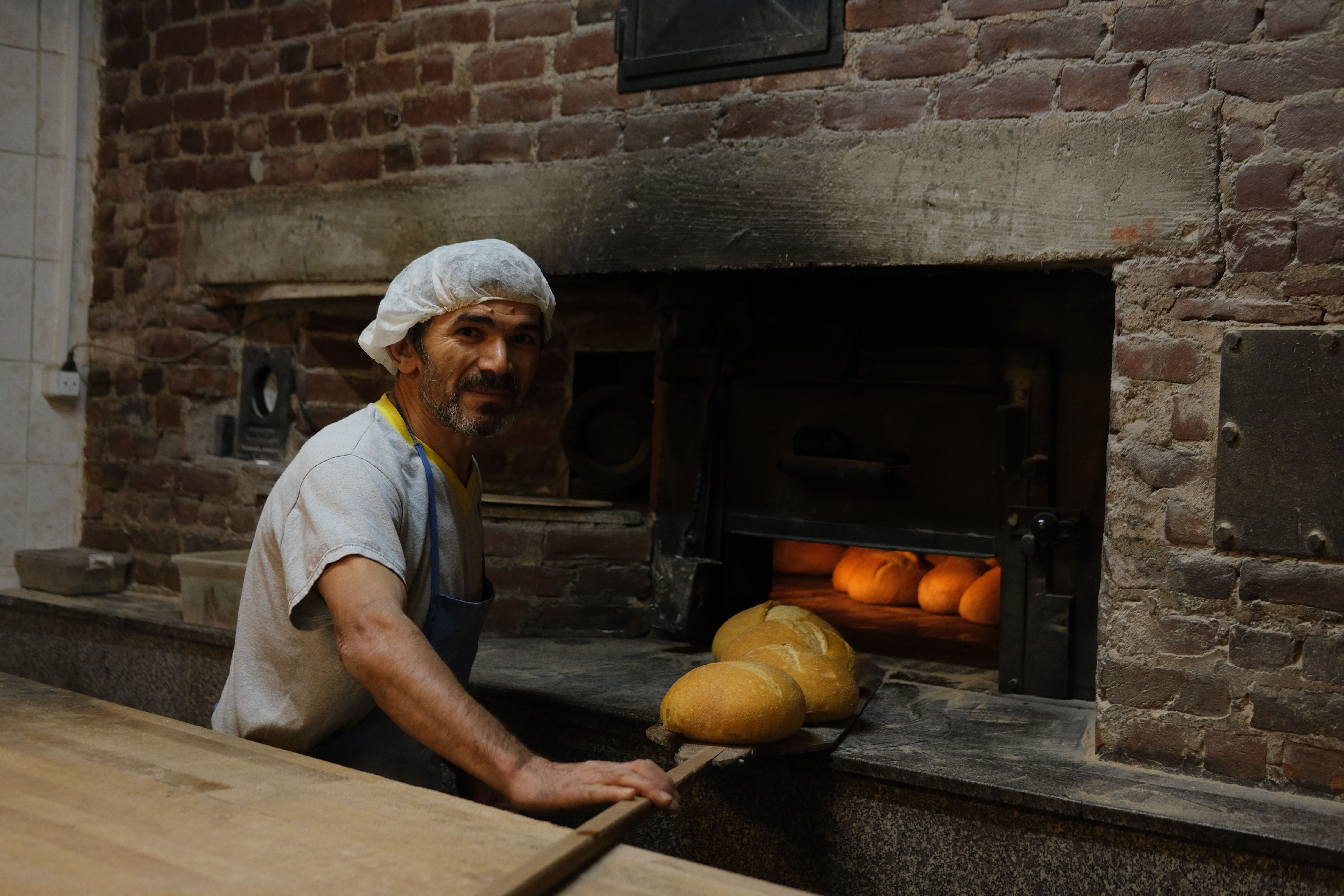 Padeiro Artesanal Preparando Pão Fresco Em Forno Rústico · Foto ...