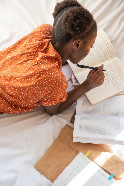 Foto Van Vrouw Die Op Notitieboekje Schrijft