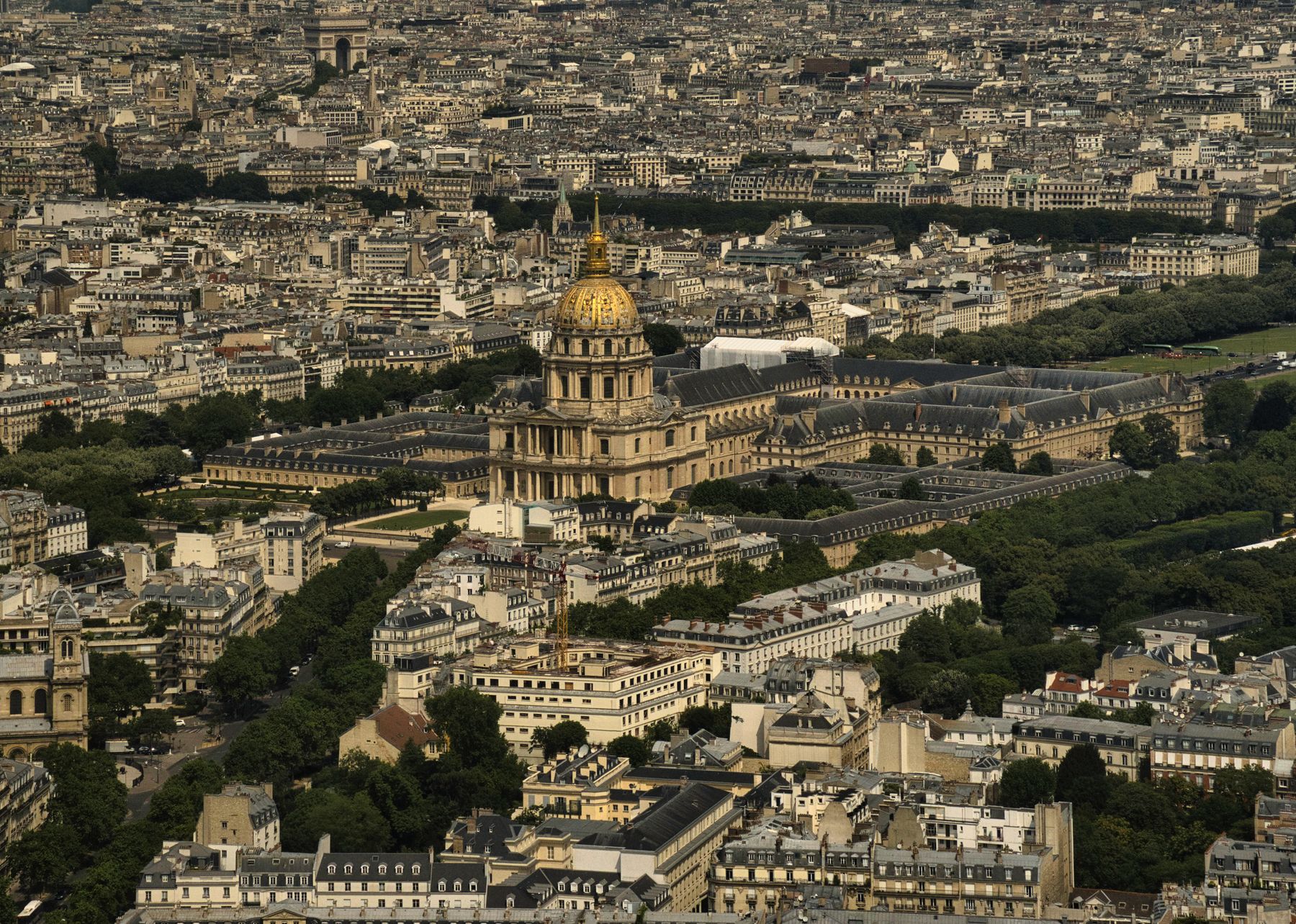 Una vista aerea straordinaria di Les Invalides a Parigi, che mostra l'architettura francese.