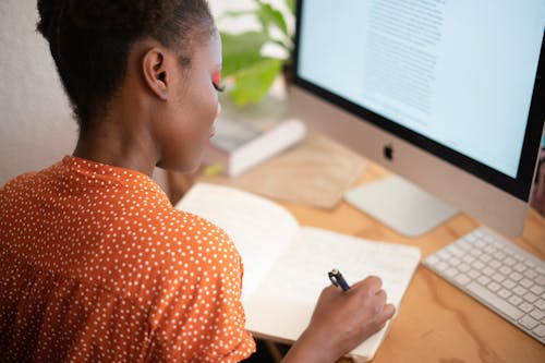 Vrouw Die Op Haar Notitieboekje Schrijft