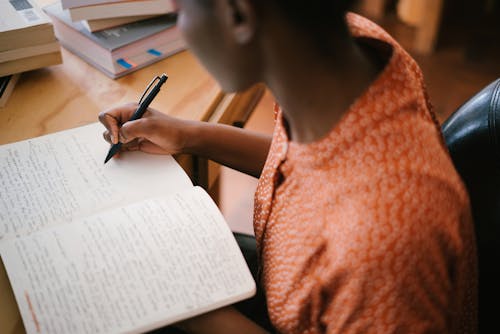 Foto Van Vrouw Die Op Notitieboekje Schrijft