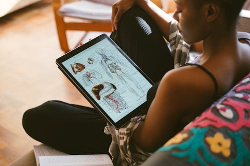 Photo De Femme Qui étudie L'anatomie