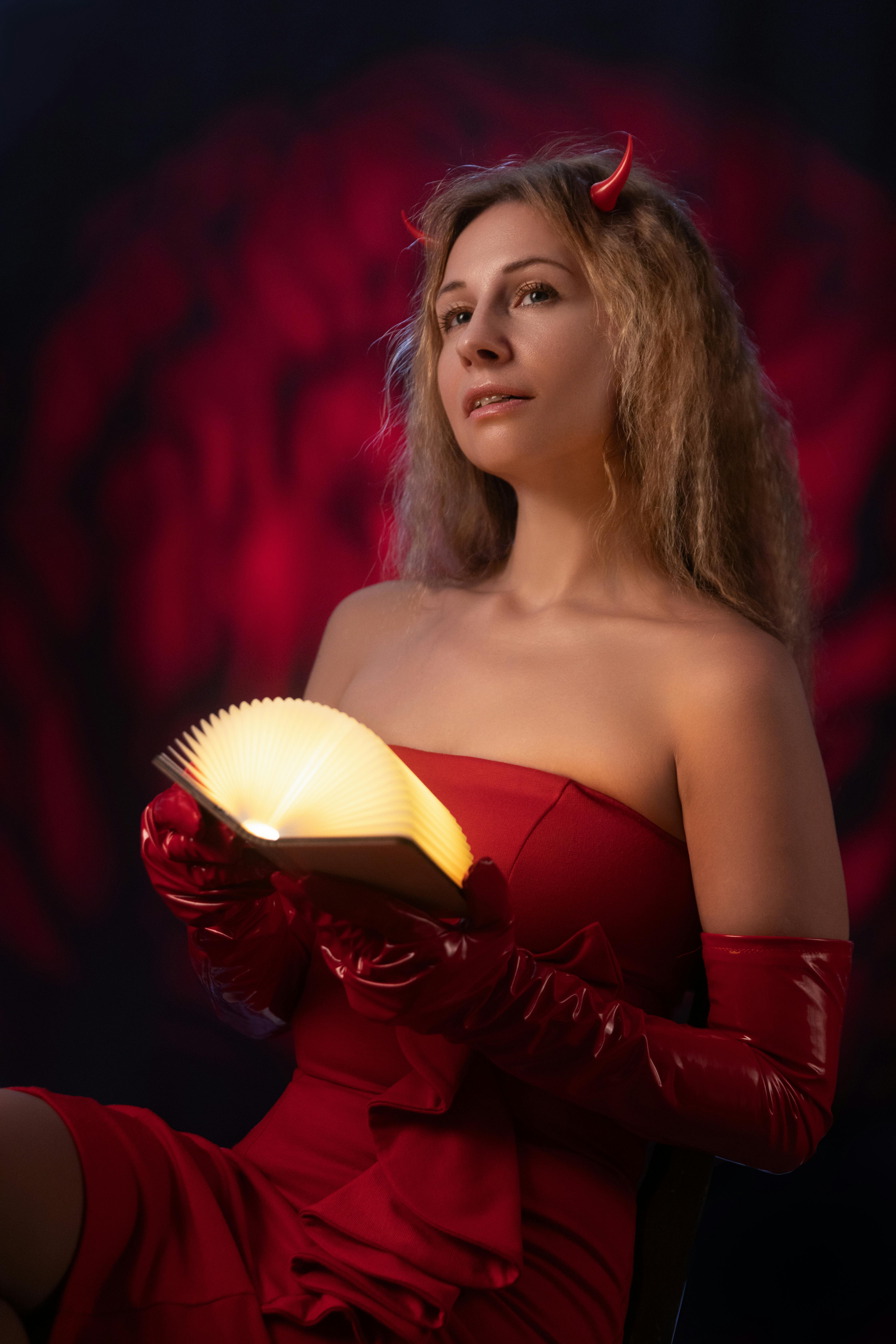 Gratuit Photos gratuites de ambiance sombre, astucieux, cheveux blonds Photos