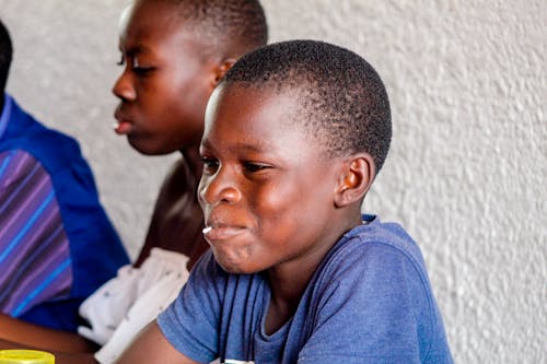 アフリカの子供, ほほえむ, 分かち合うの無料の写真素材
