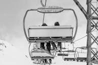 这张黑白照片拍摄的是瑞士阿尔卑斯山滑雪缆车上的人们