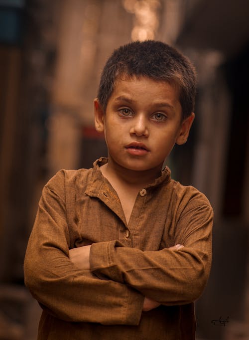 Kahverengi Uzun Kollu Giyen çocuk Fotoğrafı