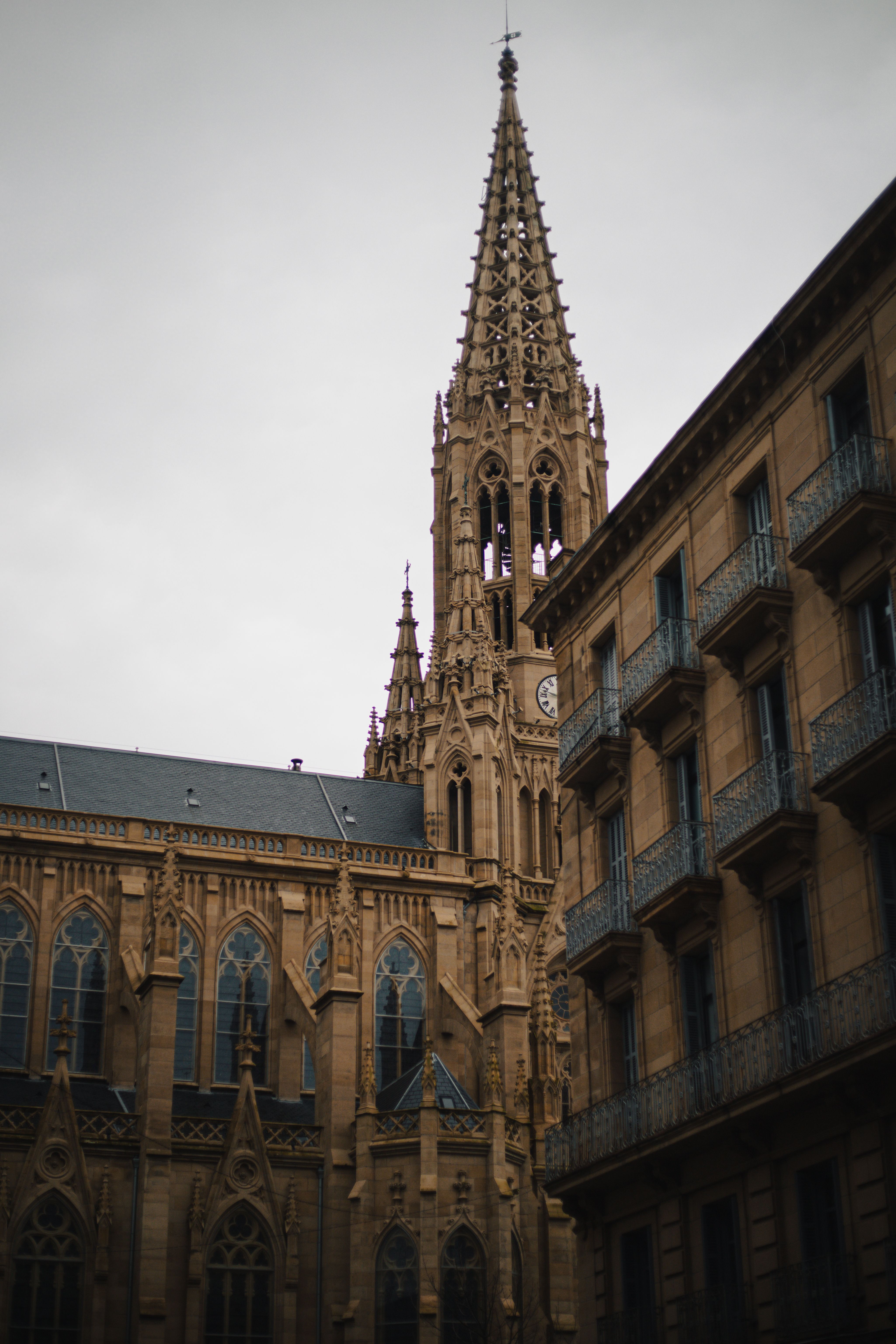 Pináculo De Catedral Gótica Na Paisagem Urbana · Foto profissional gratuita