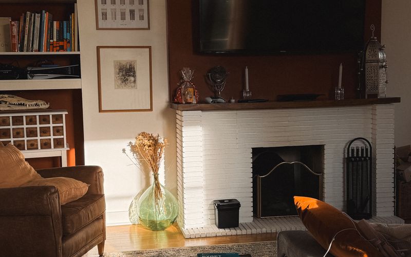 salón cálido con chimenea