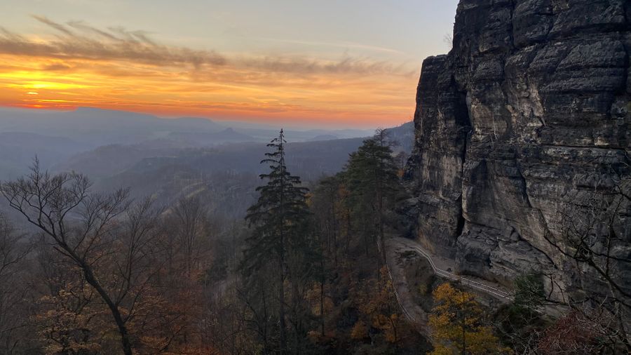 Les falaises de la Suisse bohème au couchant