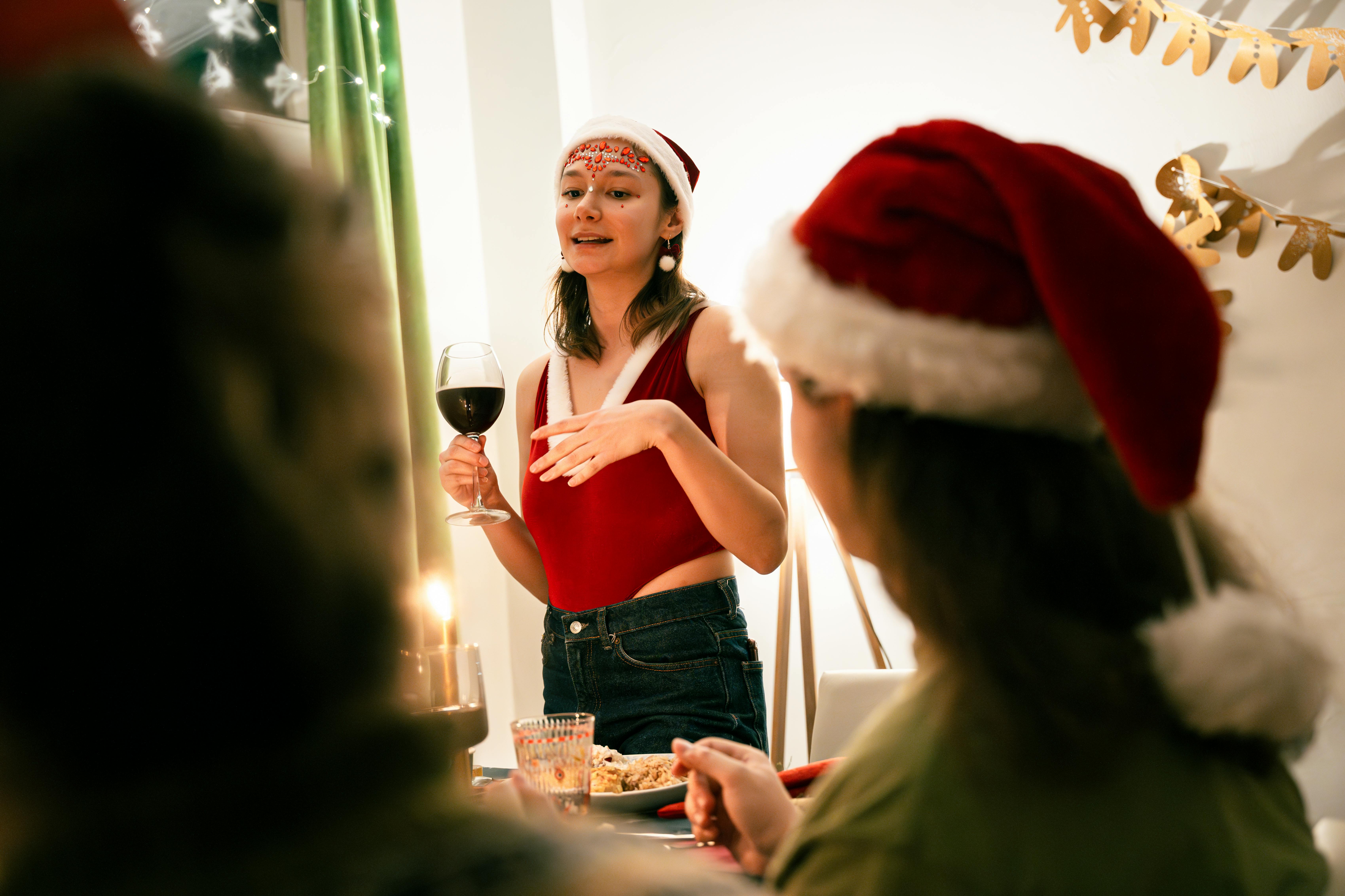 These Christmas Songs Most Likely to Tank Productivity at Work, Study Finds — Photo by Nur Demirbaş on Pexels