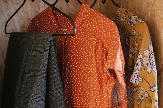 金属衣架上挂满了充满活力的衣服，展示着多样的图案和风格