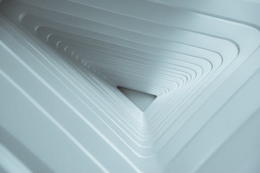 Vista astratta del design futuristico di un tunnel bianco con motivi geometrici ripetitivi.