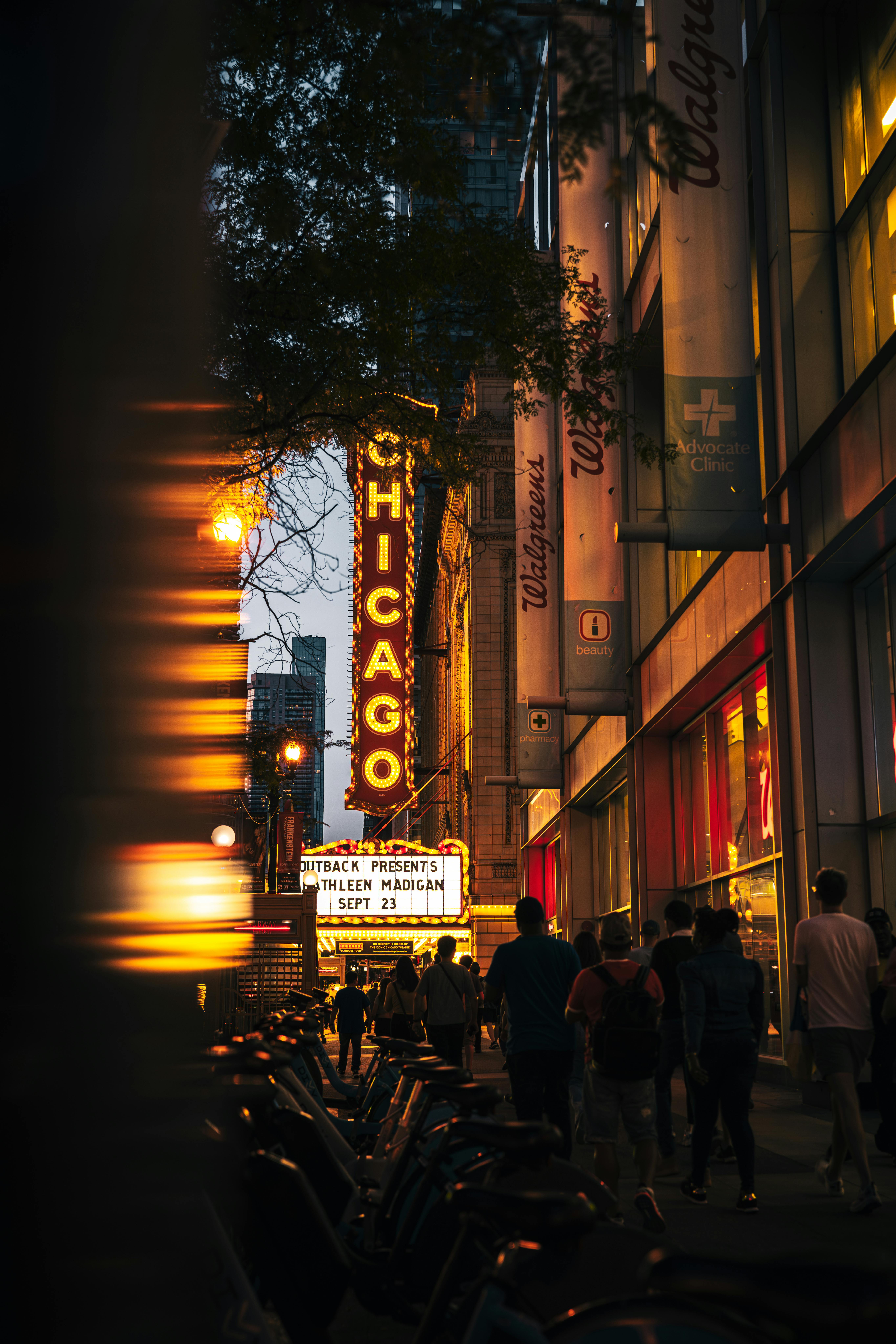 Gratis Vista al tramonto delle vivaci strade di Chicago, con le iconiche insegne dei teatri e i pedoni indaffarati. Foto a disposizione