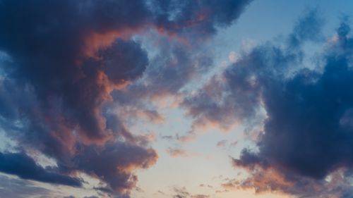 Free Vibrant clouds during a dramatic and colorful sunset. Stock Photo