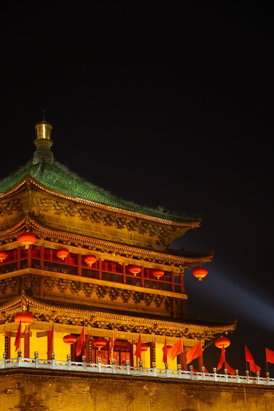 一个唐朝风格的亭子在夜晚被红灯笼照亮，西安