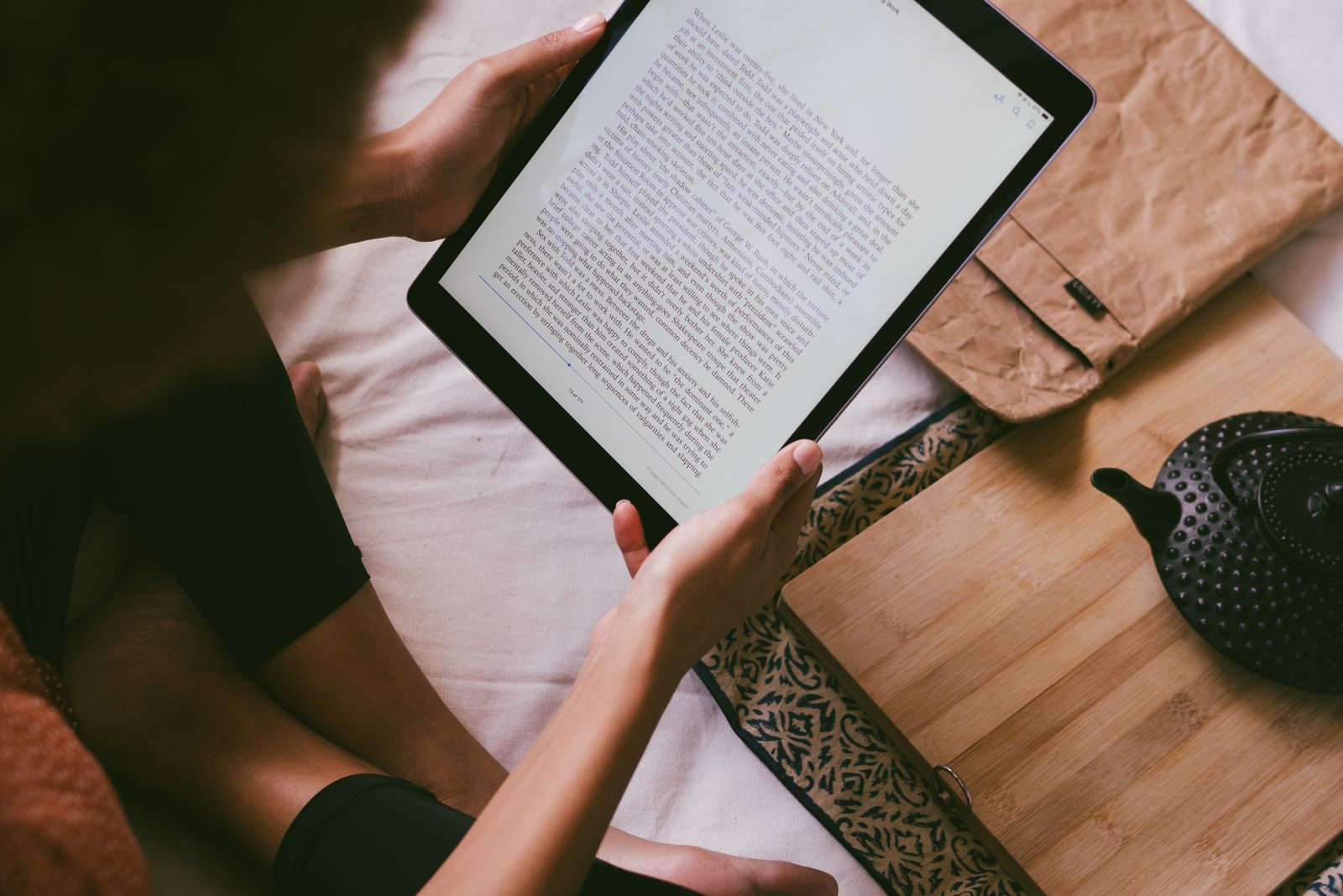 Creator Instagram italiana pianifica contenuti creativi sul tablet — idee 2026 per crescita organica del profilo