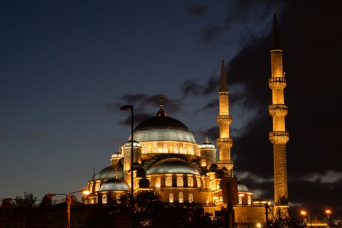 Free Beautiful night shot of a mosque in Istanbul with dramatic lighting and architectural detail. Stock Photo
