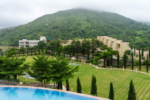 Free Stunning view of a resort amidst lush greenery and hills in Kumbhalgarh, Rajasthan. Stock Photo