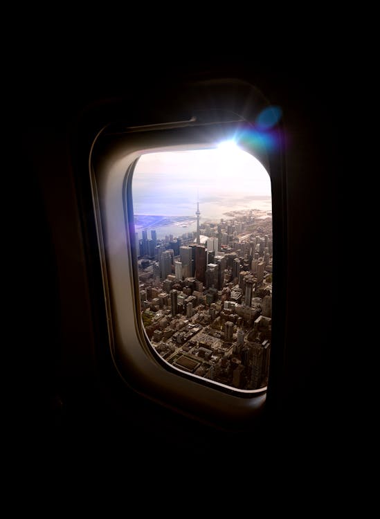 Widok Z Lotu Ptaka Na Panoramę Miasta Z Okna Samolotu