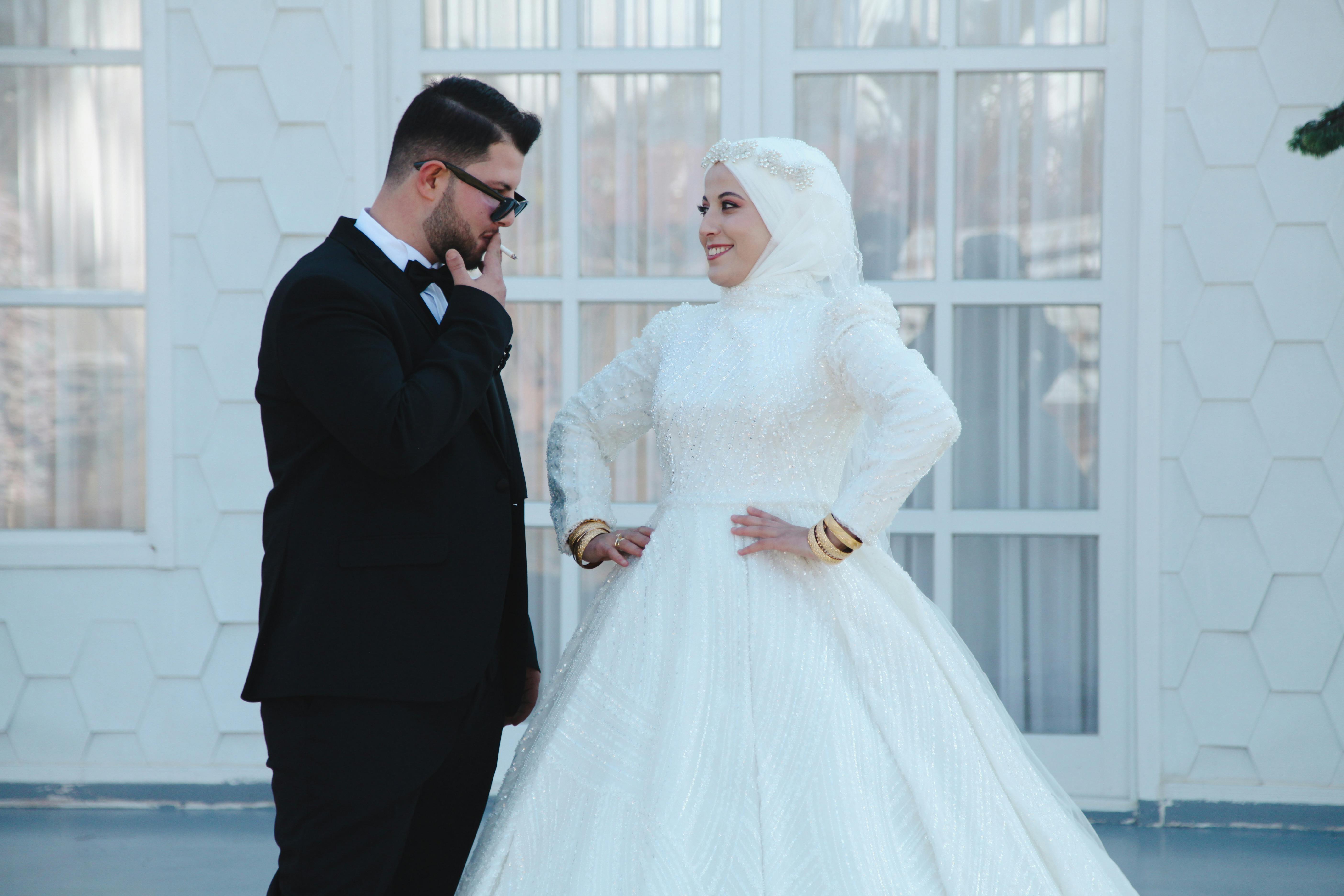 Prenses tesettürlü gelinlik modeli: volümlü tül etekli, taş işlemeli, balon kollu pudra rengi gelinlik, romantik düğün fotoğrafçılığı