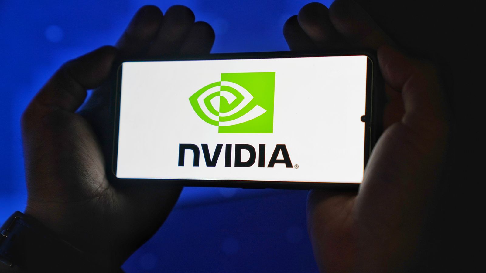 Logotipo da Nvidia exibido em prédio corporativo
