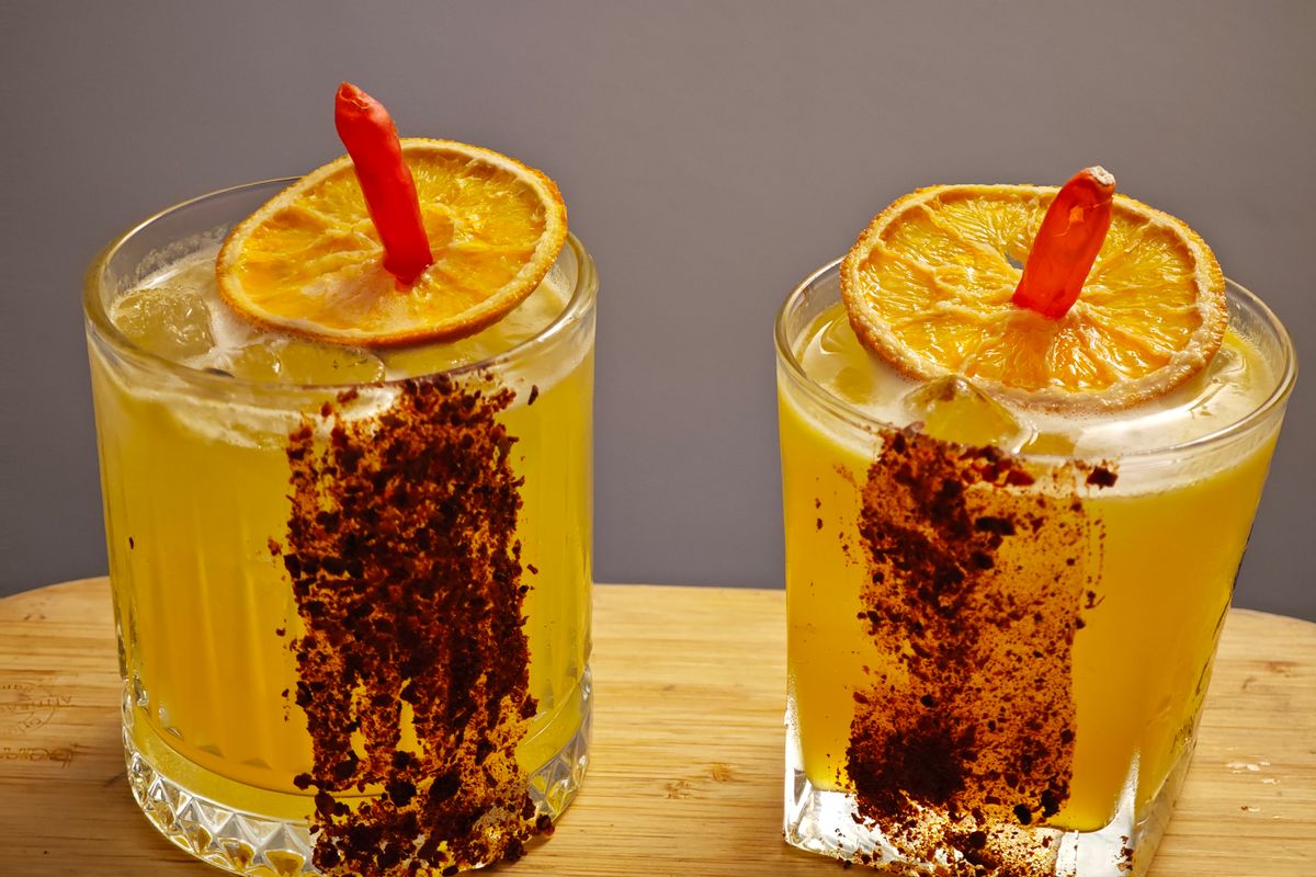 Cocktails d'automne : recettes épicées - Maîtriser les sirops, les dosages et le service des boissons épicées