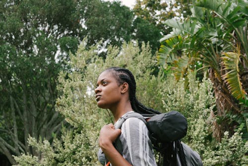 Foto Der Frau, Die Rucksack Trägt