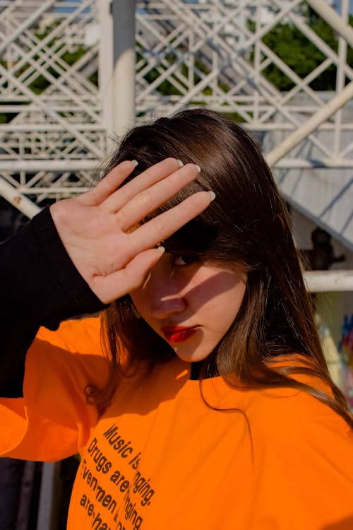 Foto De Mujer Vestida Con Camisa Naranja