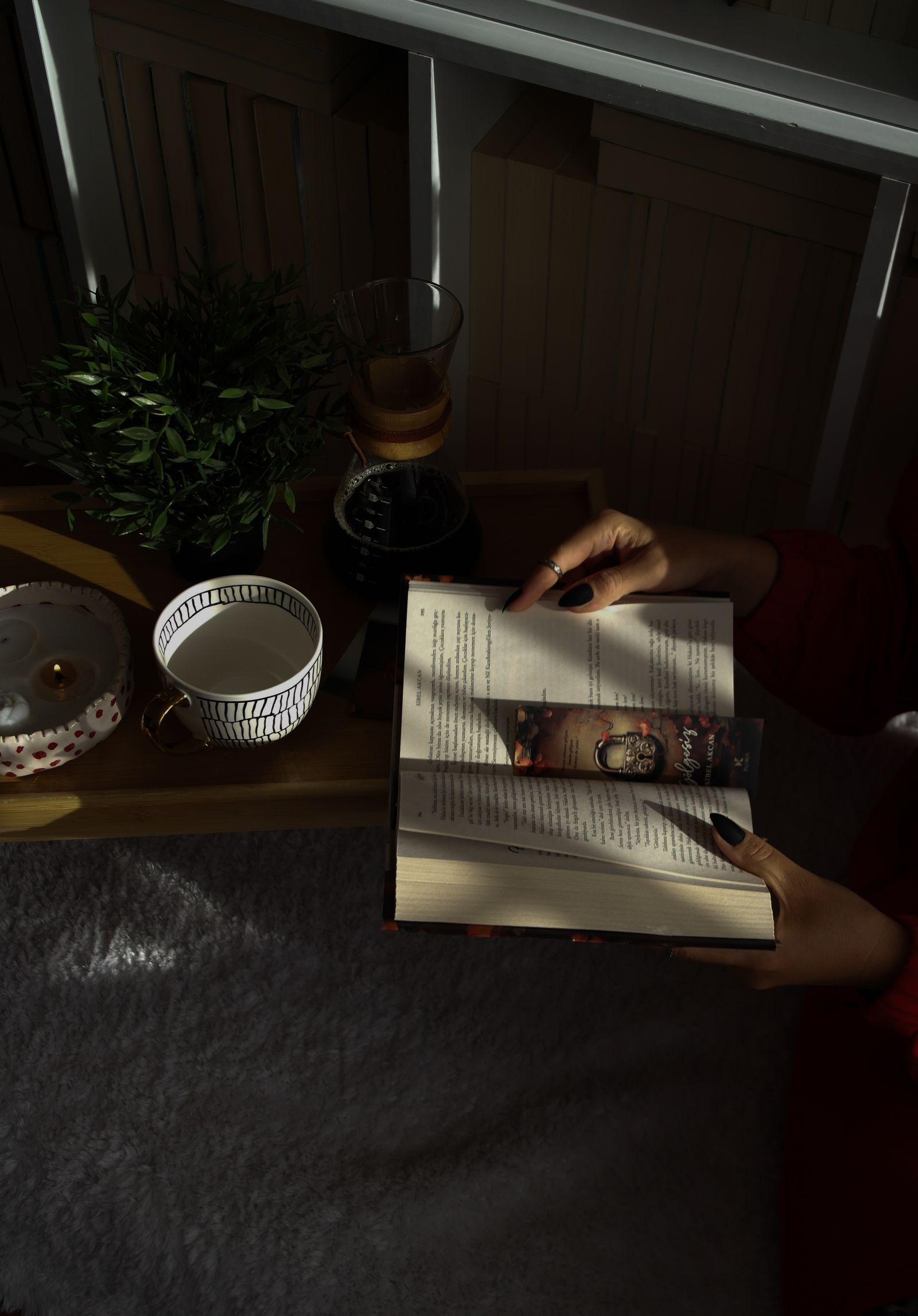 A story, a cup, a quiet moment — reading as a small ritual.