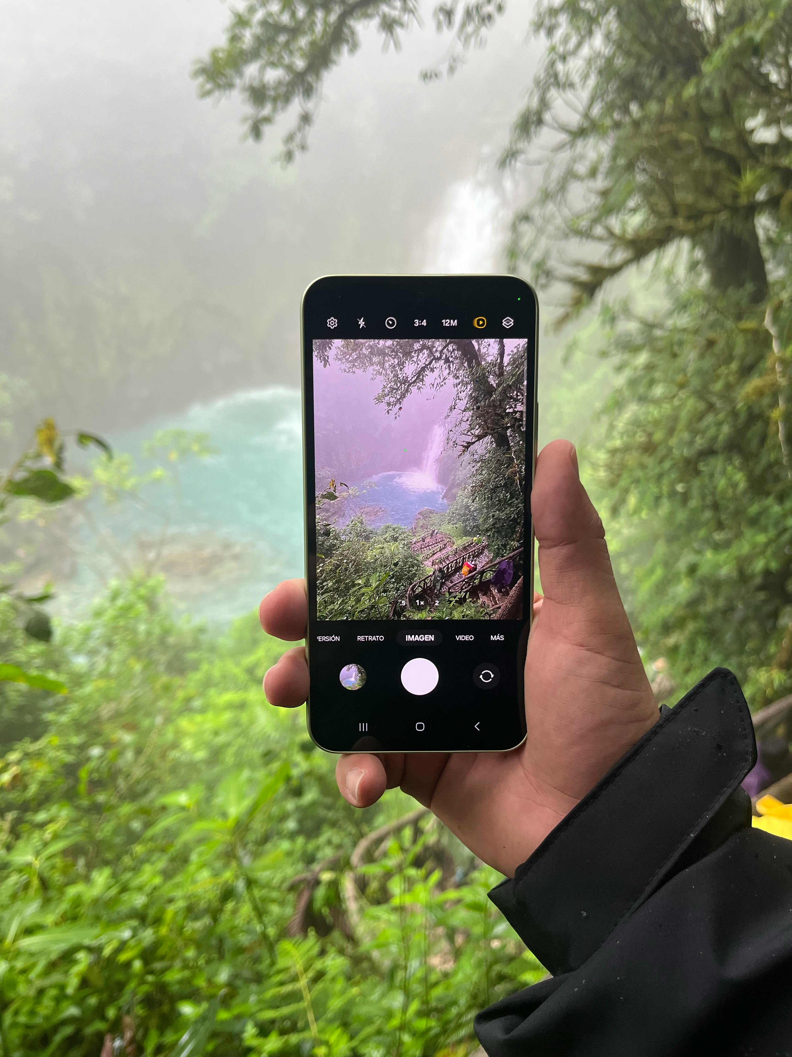 Fotograaf schakelt tussen smartphone en systeemcamera in het veld