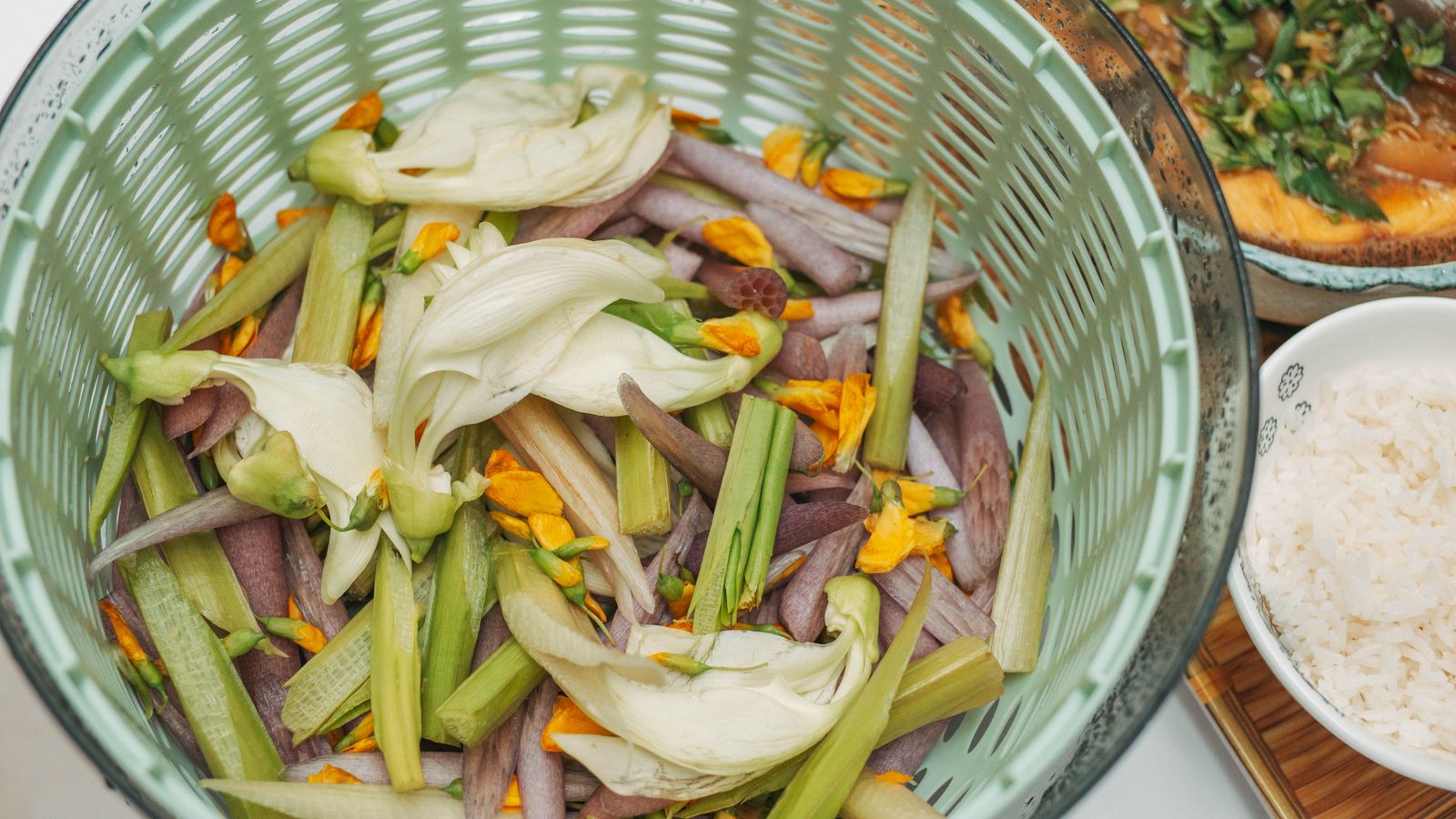 Legumes frescos preparados na cozinha.