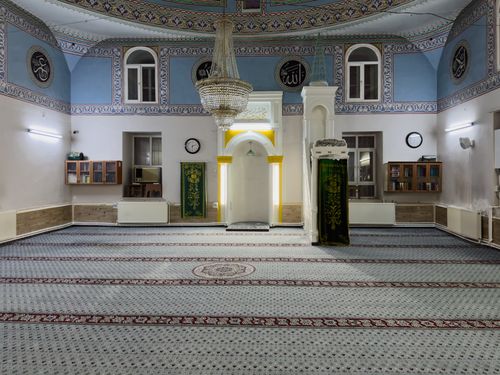 Free Intricate mosque interior with chandelier in Elazığ, Türkiye. Stock Photo