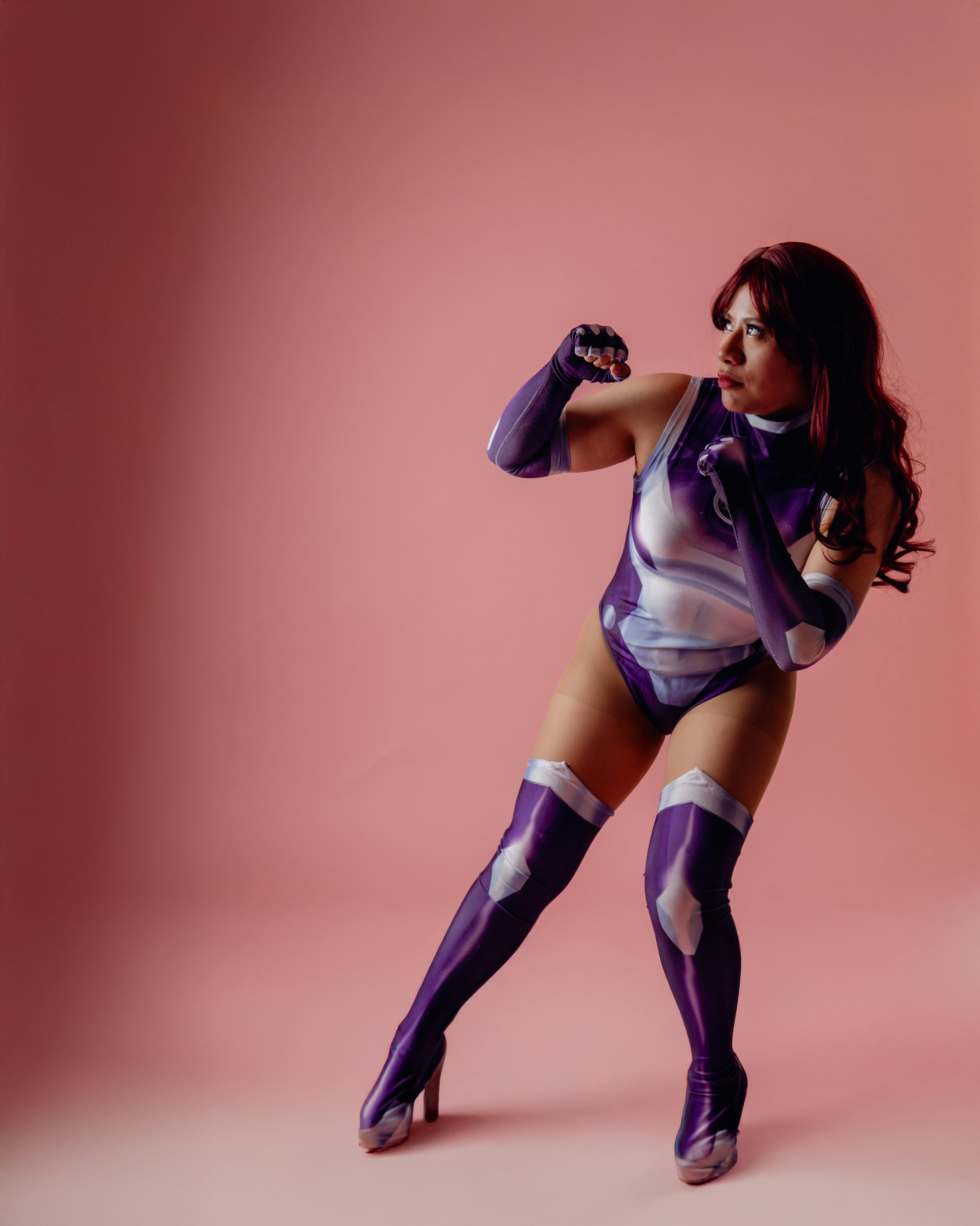 Zadarmo Dynamický Latino Cosplayer V žiarivom Kostýme Fotka z fotobanky