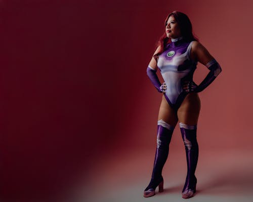 Verspieltes Cosplay einer jungen Frau