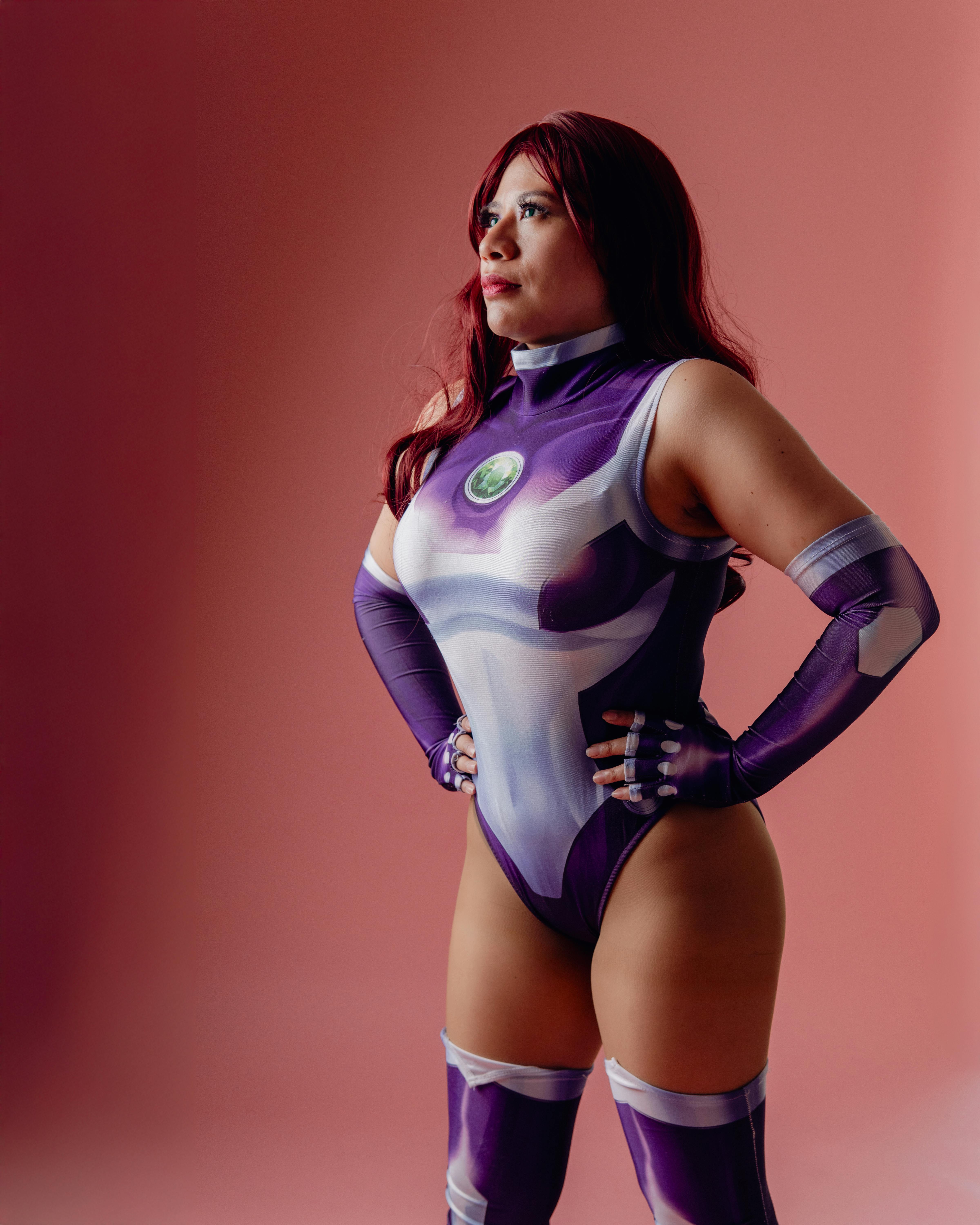 grátis Cosplayer Latina Vibrante Em Traje De Super Heroína Foto profissional