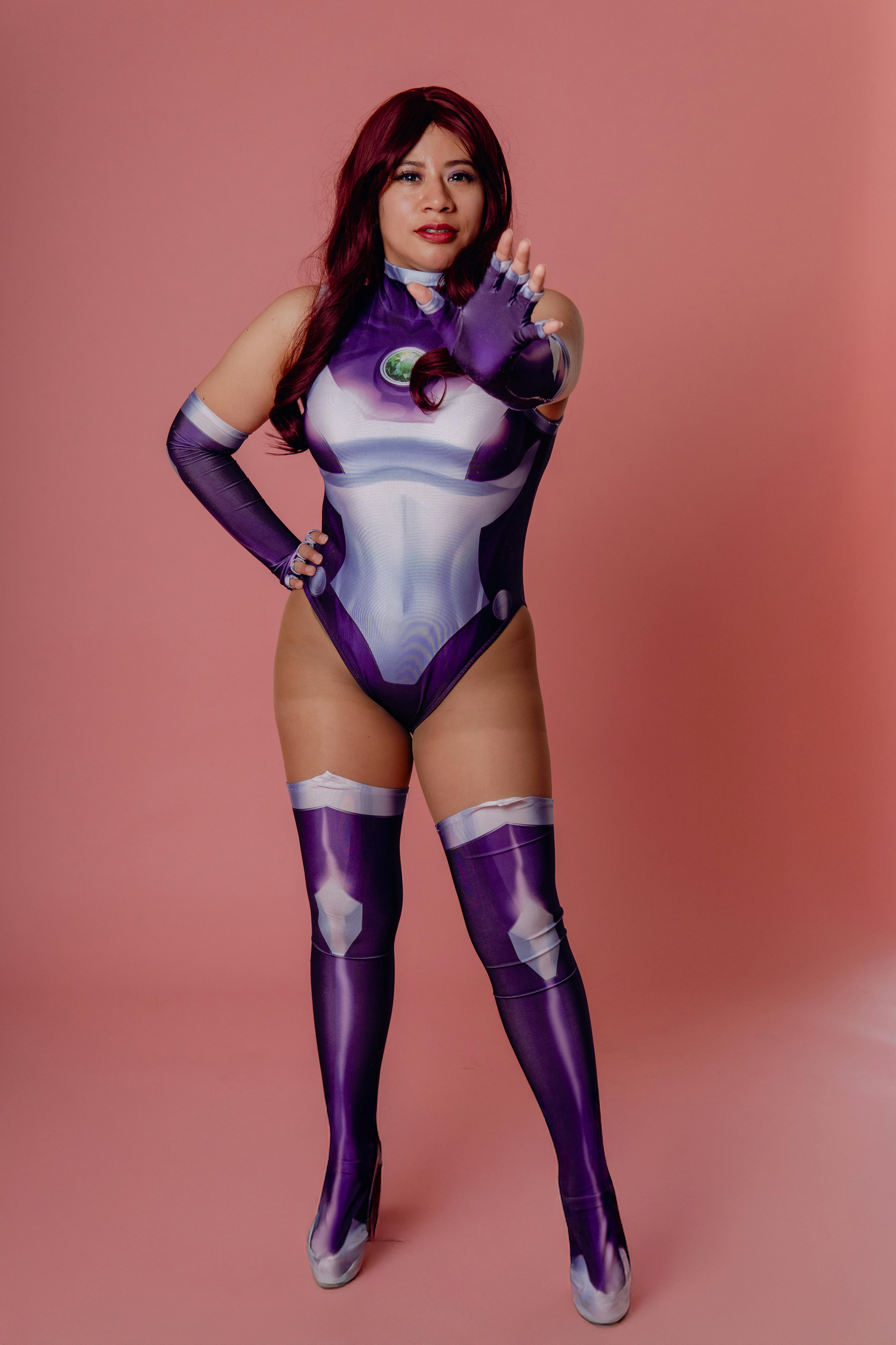 ingyenes Dinamikus cosplay portré egy fiatal latin nőről lila és rózsaszín szuperhős jelmezben. Stockfotó