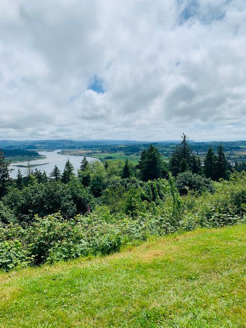 Free Breathtaking landscape of Columbia River and lush Oregon forest under cloudy skies. Stock Photo