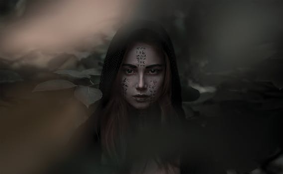 神秘女人脸上画着符号，周围都是树叶